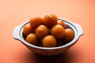 Gulab Jamun Hindistan 'da popüler süt bazlı tatlı hamur tatlısı Diwali, bayram, hatta düğün partileri gibi festivallerde Pakistanlı.