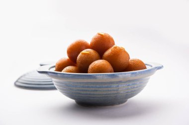 Gulab Jamun Hindistan 'da popüler süt bazlı tatlı hamur tatlısı Diwali, bayram, hatta düğün partileri gibi festivallerde Pakistanlı.