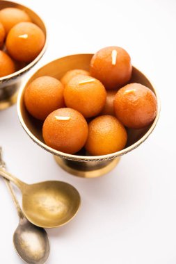 Gulab Jamun Hindistan 'da popüler süt bazlı tatlı hamur tatlısı Diwali, bayram, hatta düğün partileri gibi festivallerde Pakistanlı.