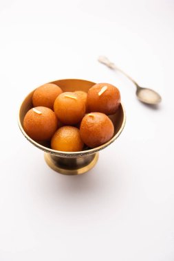Gulab Jamun Hindistan 'da popüler süt bazlı tatlı hamur tatlısı Diwali, bayram, hatta düğün partileri gibi festivallerde Pakistanlı.
