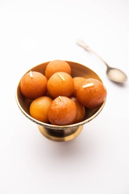 Gulab Jamun Hindistan 'da popüler süt bazlı tatlı hamur tatlısı Diwali, bayram, hatta düğün partileri gibi festivallerde Pakistanlı.