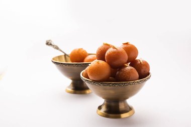 Gulab Jamun Hindistan 'da popüler süt bazlı tatlı hamur tatlısı Diwali, bayram, hatta düğün partileri gibi festivallerde Pakistanlı.