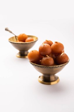 Gulab Jamun Hindistan 'da popüler süt bazlı tatlı hamur tatlısı Diwali, bayram, hatta düğün partileri gibi festivallerde Pakistanlı.