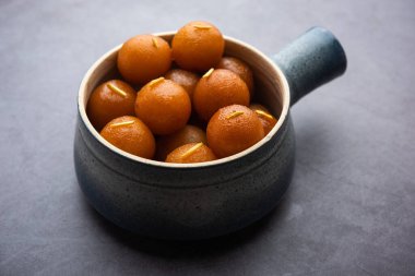 Gulab Jamun Hindistan 'da popüler süt bazlı tatlı hamur tatlısı Diwali, bayram, hatta düğün partileri gibi festivallerde Pakistanlı.