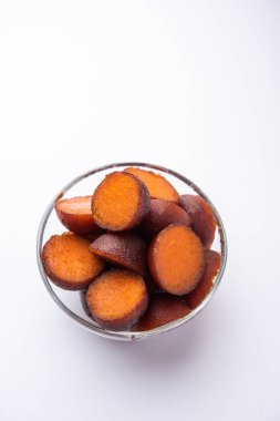 Gulab Jamun Hindistan 'da popüler süt bazlı tatlı hamur tatlısı Diwali, bayram, hatta düğün partileri gibi festivallerde Pakistanlı.