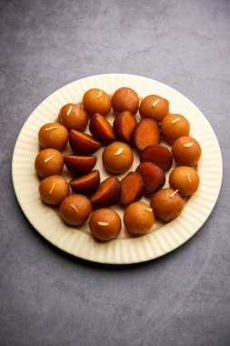 Gulab Jamun Hindistan 'da popüler süt bazlı tatlı hamur tatlısı Diwali, bayram, hatta düğün partileri gibi festivallerde Pakistanlı.