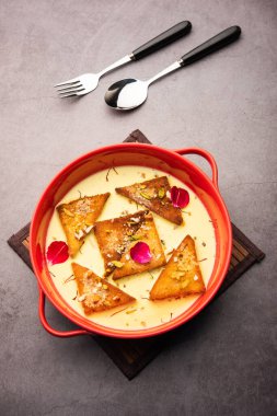 Shahi tukda veya çift ka meetha, Hindistan 'da yetişen ve ekmek, ghee, şeker, süt ve fındıklardan yapılan bir tatlıdır.