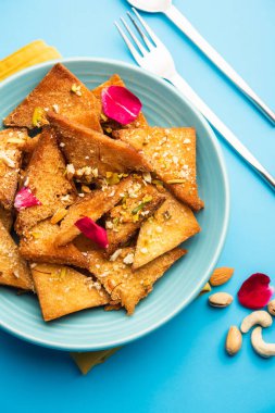 Shahi tukda veya çift ka meetha, Hindistan 'da yetişen ve ekmek, ghee, şeker, süt ve fındıklardan yapılan bir tatlıdır.