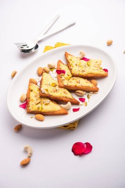 Shahi tukda veya çift ka meetha, Hindistan 'da yetişen ve ekmek, ghee, şeker, süt ve fındıklardan yapılan bir tatlıdır.