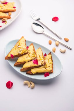 Shahi tukda veya çift ka meetha, Hindistan 'da yetişen ve ekmek, ghee, şeker, süt ve fındıklardan yapılan bir tatlıdır.