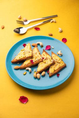 Shahi tukda veya çift ka meetha, Hindistan 'da yetişen ve ekmek, ghee, şeker, süt ve fındıklardan yapılan bir tatlıdır.