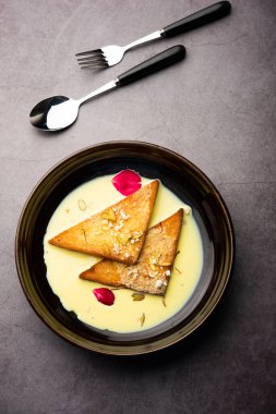 Shahi tukda veya çift ka meetha, Hindistan 'da yetişen ve ekmek, ghee, şeker, süt ve fındıklardan yapılan bir tatlıdır.