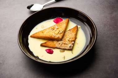 Shahi tukda veya çift ka meetha, Hindistan 'da yetişen ve ekmek, ghee, şeker, süt ve fındıklardan yapılan bir tatlıdır.