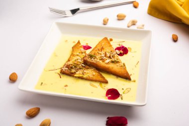 Shahi tukda veya çift ka meetha, Hindistan 'da yetişen ve ekmek, ghee, şeker, süt ve fındıklardan yapılan bir tatlıdır.
