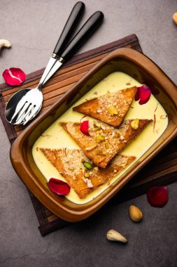 Shahi tukda veya çift ka meetha, Hindistan 'da yetişen ve ekmek, ghee, şeker, süt ve fındıklardan yapılan bir tatlıdır.