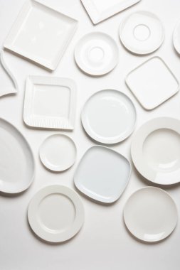 beyaz arkaplanda izole edilmiş farklı şekilli beyaz plakalar, üst görünüm