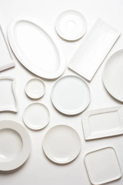 Κενό Λευκό Κεραμικά Πιάτα Ομάδα Πάνω Από Λευκό Φόντο Πάνω — Φωτογραφία Αρχείου