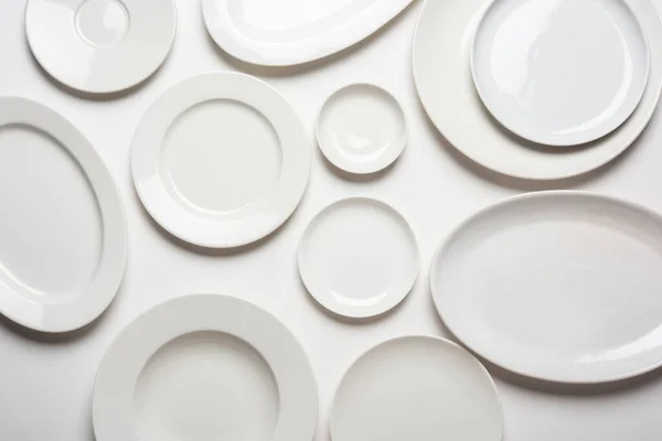 배경에 분리되어 형태의 접시들 위에서 — 스톡 사진