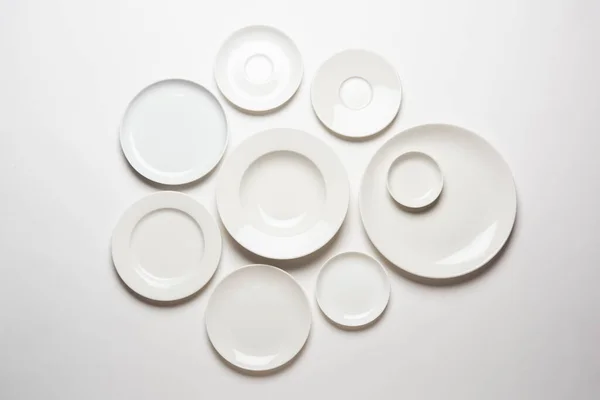 배경에 분리되어 형태의 접시들 위에서 — 스톡 사진