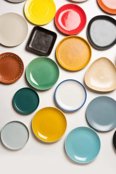 Puste Kolorowe Płyty Ceramiczne Grupie Białym Tle Widok Góry — Zdjęcie stockowe