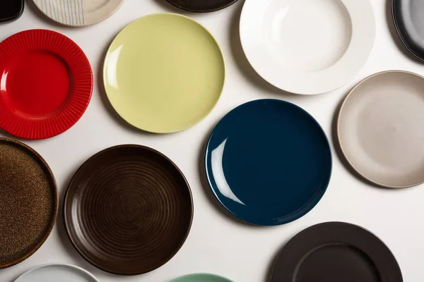 무리지어 세라믹 접시들 위쪽을 바라봄 — 스톡 사진