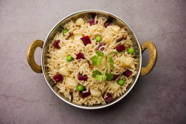 Pancar pirinci, pulao ya da pulav bir kasede ya da Karahi 'de servis edilir, seçici bir odak noktası. Hint yemeği.