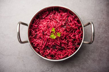 Pancar pirinci, pulao ya da pulav bir kasede ya da Karahi 'de servis edilir, seçici bir odak noktası. Hint yemeği.