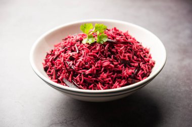 Pancar pirinci, pulao ya da pulav bir kasede ya da Karahi 'de servis edilir, seçici bir odak noktası. Hint yemeği.