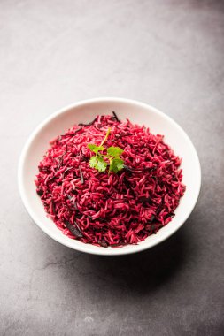 Pancar pirinci, pulao ya da pulav bir kasede ya da Karahi 'de servis edilir, seçici bir odak noktası. Hint yemeği.