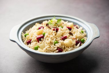 Pancar pirinci, pulao ya da pulav bir kasede ya da Karahi 'de servis edilir, seçici bir odak noktası. Hint yemeği.