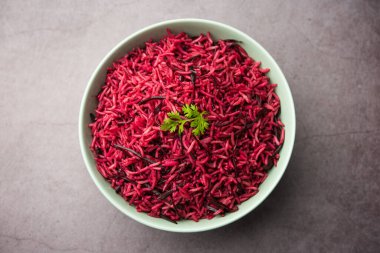 Pancar pirinci, pulao ya da pulav bir kasede ya da Karahi 'de servis edilir, seçici bir odak noktası. Hint yemeği.