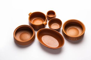 Boş renkli seramik kaselerin toplanması. Yukarıdan çekilen araç gereçleri grubu, üst görünüm, beyaz arkaplan üzerinde düz uzanır