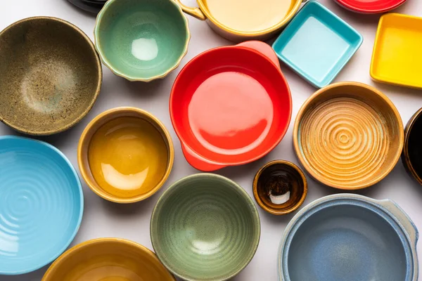 Kolekcja Pustych Kolorowych Ceramicznych Misek Grupa Naczynia Uchwycone Góry Widok — Zdjęcie stockowe