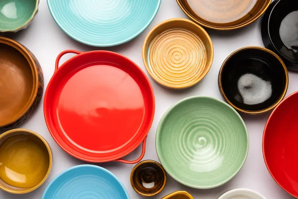 Kolekcja Pustych Kolorowych Ceramicznych Misek Grupa Naczynia Uchwycone Góry Widok — Zdjęcie stockowe