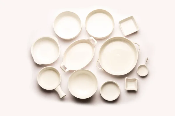 收集空的彩色陶瓷碗 一组从上方捕获的器皿 顶部视图 平铺在白色背景下 — 图库照片