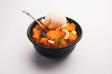 Vanilyalı dondurma ile Galar Halwa, bir kasede servis edilir ve kuru meyvelerle süslenir. seçici odak