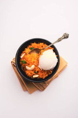 Vanilyalı dondurma ile Galar Halwa, bir kasede servis edilir ve kuru meyvelerle süslenir. seçici odak