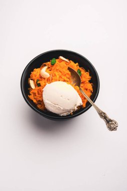 Vanilyalı dondurma ile Galar Halwa, bir kasede servis edilir ve kuru meyvelerle süslenir. seçici odak