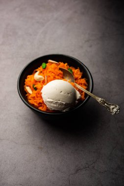 Vanilyalı dondurma ile Galar Halwa, bir kasede servis edilir ve kuru meyvelerle süslenir. seçici odak