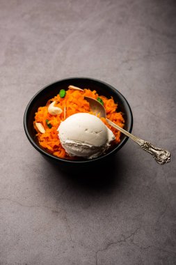 Vanilyalı dondurma ile Galar Halwa, bir kasede servis edilir ve kuru meyvelerle süslenir. seçici odak