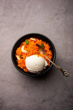 Vanilyalı dondurma ile Galar Halwa, bir kasede servis edilir ve kuru meyvelerle süslenir. seçici odak