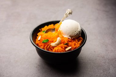 Vanilyalı dondurma ile Galar Halwa, bir kasede servis edilir ve kuru meyvelerle süslenir. seçici odak