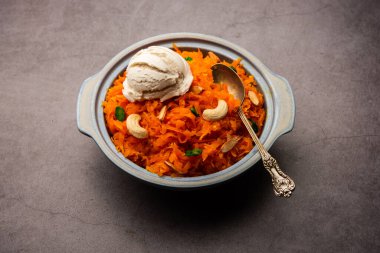 Vanilyalı dondurma ile Galar Halwa, bir kasede servis edilir ve kuru meyvelerle süslenir. seçici odak