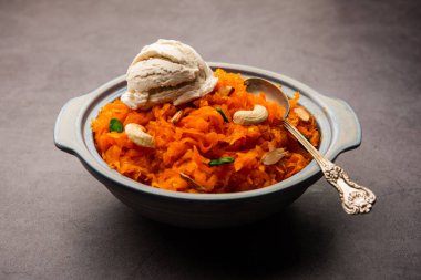 Vanilyalı dondurma ile Galar Halwa, bir kasede servis edilir ve kuru meyvelerle süslenir. seçici odak