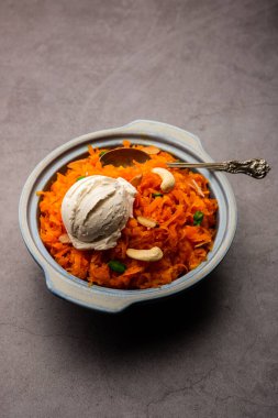 Vanilyalı dondurma ile Galar Halwa, bir kasede servis edilir ve kuru meyvelerle süslenir. seçici odak