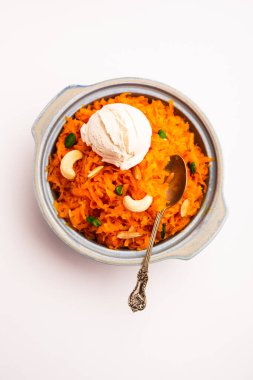 Vanilyalı dondurma ile Galar Halwa, bir kasede servis edilir ve kuru meyvelerle süslenir. seçici odak