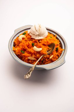 Vanilyalı dondurma ile Galar Halwa, bir kasede servis edilir ve kuru meyvelerle süslenir. seçici odak