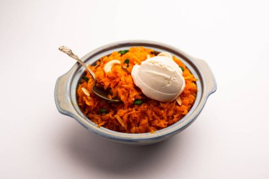 Vanilyalı dondurma ile Galar Halwa, bir kasede servis edilir ve kuru meyvelerle süslenir. seçici odak