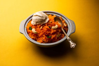 Vanilyalı dondurma ile Galar Halwa, bir kasede servis edilir ve kuru meyvelerle süslenir. seçici odak