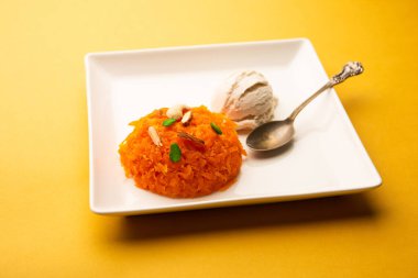 Vanilyalı dondurma ile Galar Halwa, bir kasede servis edilir ve kuru meyvelerle süslenir. seçici odak